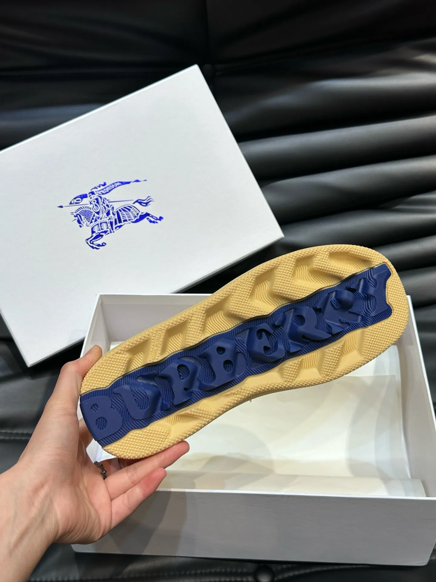 Factory price: 500💰Burberry Box series👫Thick-soled casual sports shoes for couples, cool sneakers and bread shoes, purchased and developed from the original version, the top version of the Box series sports shoes, made of original plaid/knitted fabric, embellished with embossed Equestrian Knight logo (EKD). Made of mesh lining, the laces are decorated with metal coils, the rubber sole is decorated with the Burberry letter logo, and the original molded 3.5CM two-color T men's shoe 💰U outsole! Code number: 35-45 (35-45 customized)